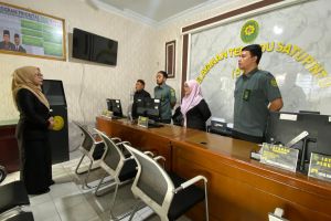 Ketua Pengadilan Agama Sidikalang Tekankan Integritas dan Ketepatan Waktu dalam Morning Briefing PTSP